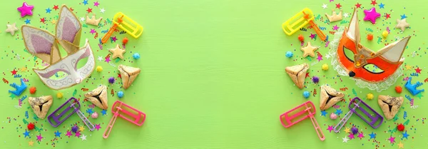 Purim viering concept (Joods carnaval vakantie) over houten groene achtergrond. bovenaanzicht, plat lag. banner — Stockfoto