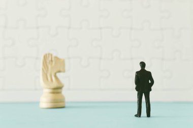 chesss minyatür insanlar ahşap masa, insan kaynakları, sorun çözme ve yönetimi kavramı ile