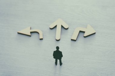 Onun doğru şekilde veya yön, seçme işadamı dört gözle