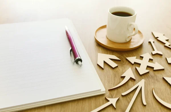 Bild von oben: offenes Notizbuch mit leeren Seiten neben einer Tasse Kaffee auf einem Holztisch. bereit zum Hinzufügen von Text oder Attrappe — Stockfoto