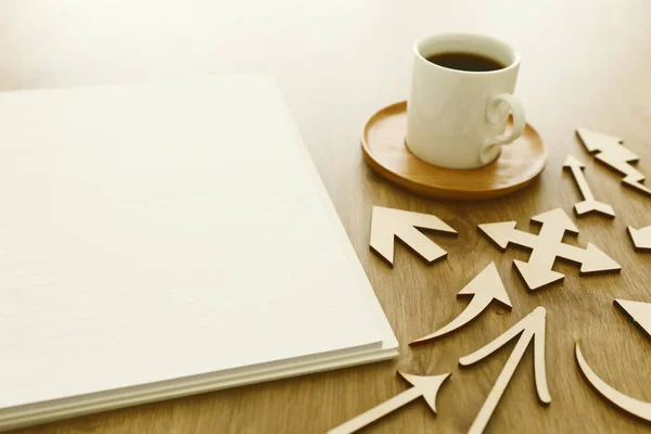 Vue du haut image du carnet ouvert avec des pages blanches à côté de la tasse de café sur la table en bois. prêt pour ajouter du texte ou une maquette — Photo