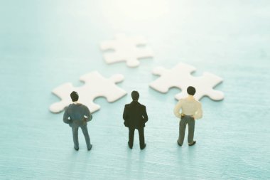 Bulmaca bloklar minyatür insanlar ahşap masa, insan kaynakları, sorun çözme ve yönetimi kavramı ile