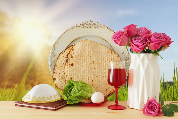 Pesah celebracja koncepcja (żydowskiego święta Paschy) nad drewnianym stole. — Zdjęcie stockowe