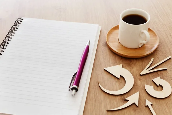 Bild von oben: offenes Notizbuch mit leeren Seiten neben einer Tasse Kaffee auf einem Holztisch. bereit zum Hinzufügen von Text oder Attrappe — Stockfoto