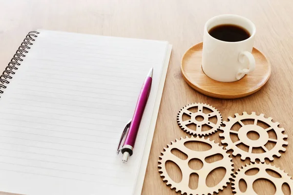 Bild von oben: offenes Notizbuch mit leeren Seiten neben einer Tasse Kaffee auf einem Holztisch. bereit zum Hinzufügen von Text oder Attrappe — Stockfoto