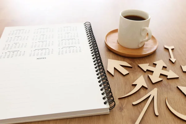 Kaffeetasse und Kalender über Holztisch — Stockfoto