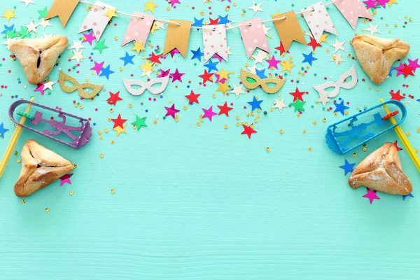 Conceito de celebração Purim (feriado de carnaval judaico) sobre fundo azul pastel de madeira. vista superior, flat lay — Fotografia de Stock