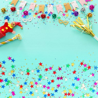 Parti renkli konfeti hafif pastel mavi ahşap arka plan üzerinde. Üstten Görünüm, düz yatıyordu