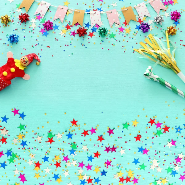 Fiesta de confeti colorido sobre fondo de madera azul pastel claro. Vista superior, plano —  Fotos de Stock