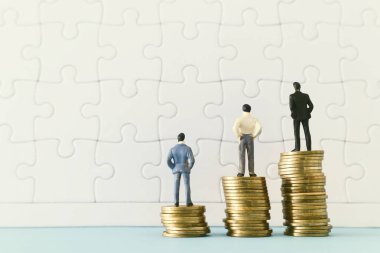 para tasarrufu veya yatırım kavramı görüntü. sikke yığını üstünde koyarak