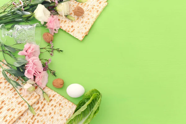 Pesah celebration concept (Jewish Passover holiday) over green b — стоковое фото