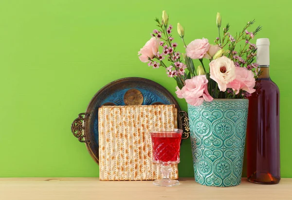 Pesah concept de célébration (fête juive de la Pâque) sur table en bois — Photo