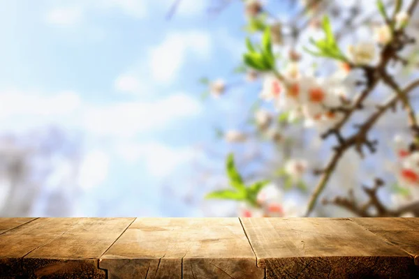 Dřevěný stůl před jarním kvetoucím stromem krajiny. Zobrazení a prezentace produktu — Stock fotografie