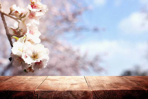 Mesa de madeira na frente da paisagem da árvore da flor da mola. Exibição e apresentação do produto — Fotografia de Stock