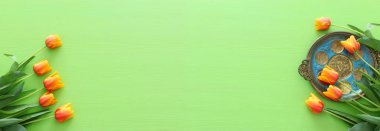 Pesah kutlama kavramı (Yahudi Fısıh Bayramı). Çeviri İbranice metin için plaka üzerinde: (Pesah) Fısıh Bayramı