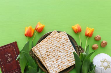 Pesah kutlama konsepti (Musevi Hamursuz Bayramı). İbranice yazılmış geleneksel kitap: Hamursuz Bayramı Haggadah (Fısıh Masalı))