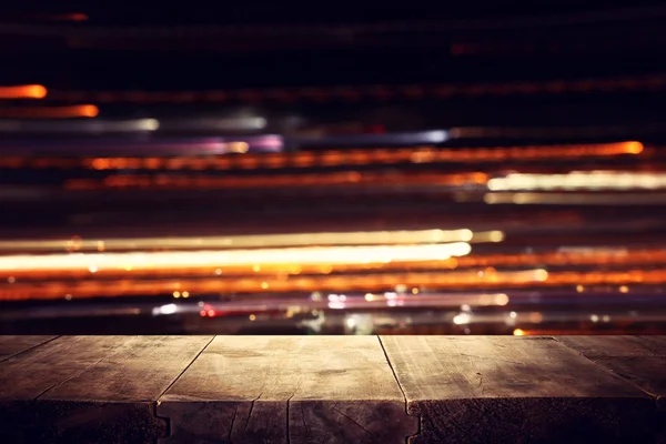 抽象的なぼやけたレストランの前に木製のテーブルのイメージ ライト背景 — ストック写真