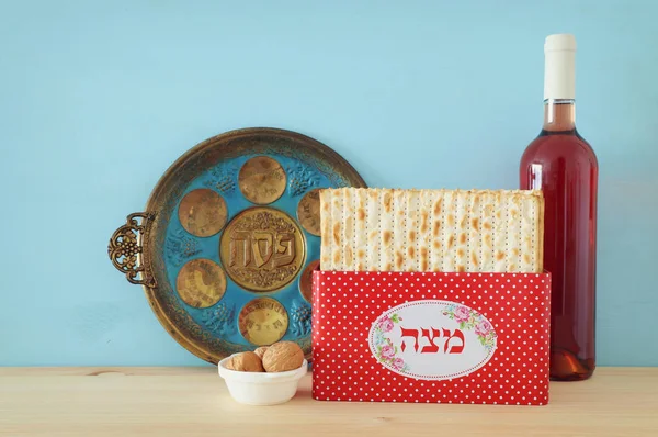 Pesah celebration concept (jewish Passover holiday). Translation for Hebrew Text over plate: (PESAH) PASSOVER, and Matzah utensils text: Matza — Stock Photo, Image