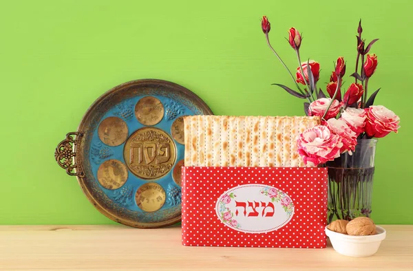 Pesah festkoncept (jødisk påskeferie). Oversættelse til hebraisk Tekst over plade: (PESAH) PASSOVER, og Matzah redskaber tekst: Matza - Stock-foto