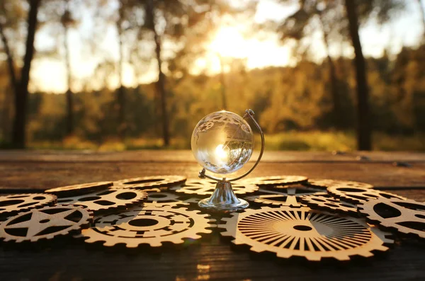 Pequeño globo de cristal frente al atardecer. viajes y cuestiones globales concepto — Foto de Stock