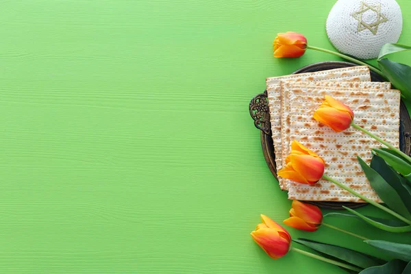 Pesah celebration concept (jewish Passover holiday) over green background. top view flat lay — Stock Photo, Image