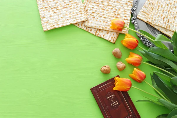 Pesah viering concept (joodse Pascha vakantie). Traditioneel boek met tekst in het Hebreeuws: Pascha Haggadah (Pascha Verhaal) — Stockfoto