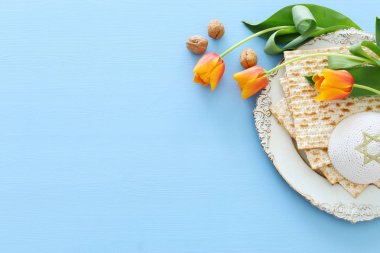 Pesah kutlama kavramı (Yahudi Fısıh Bayramı). Üstten görünüm, düz lay