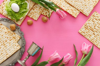 Pesah kutlama kavramı (Yahudi Fısıh Bayramı). Üstten görünüm, düz lay