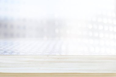 Beyaz ve gümüş glitter önünde eski ahşap masa fotoğrafı arka plan ışıklar. Ürün görüntü montaj için hazır