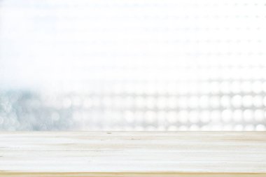 Beyaz ve gümüş glitter önünde eski ahşap masa fotoğrafı arka plan ışıklar. Ürün görüntü montaj için hazır