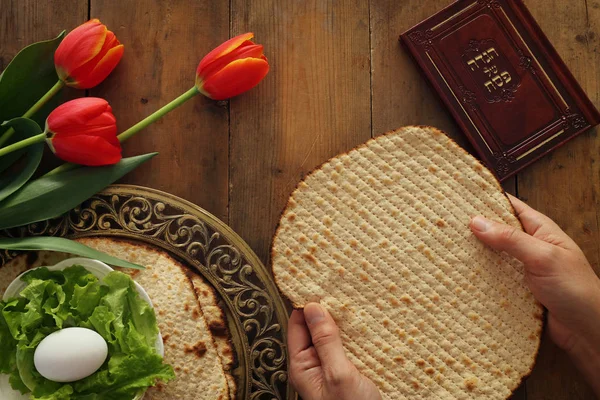 Concepto de celebración de Pesah (fiesta judía de Pascua). Libro tradicional con texto en hebreo: Hagadá de Pascua (Historia de la Pascua)) — Foto de Stock