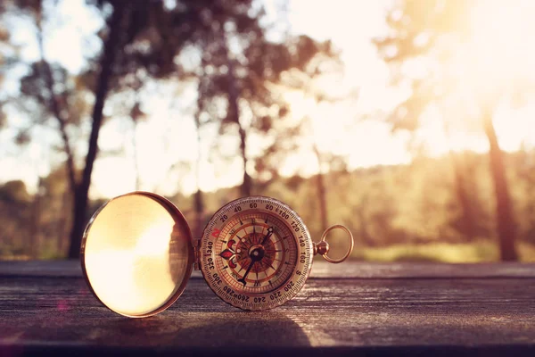 Una Bussola Sul Tavolo Legno Alla Luce Del Tramonto — Foto Stock