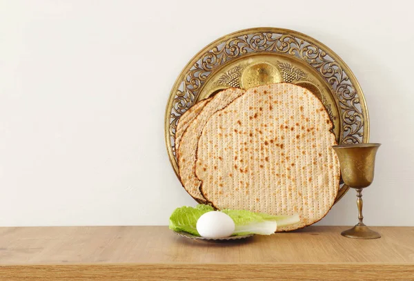 Conceptul de sărbătoare Pesah (vacanță de Paști evreiască) peste masa de lemn . — Fotografie, imagine de stoc