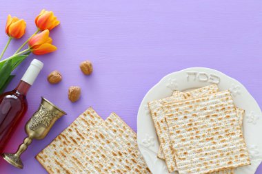 Pesah kutlama kavramı (Yahudi Fısıh Bayramı). İbranice metin çevirisi plaka (Pesah) üzerinde Fısıh Bayramı