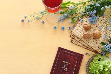 Pesah kutlama konsepti (Musevi Hamursuz Bayramı). İbranice yazılmış geleneksel kitap: Hamursuz Bayramı Haggadah (Fısıh Masalı))