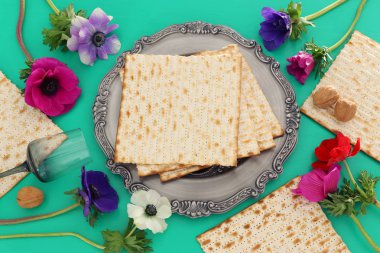 Pesah kutlama kavramı (Yahudi Fısıh Bayramı). Üstten görünüm, düz lay