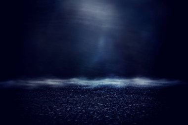 Spot beton zemin üzerinde. koyu siyah arka plan