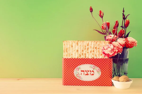 Pesah festkoncept (jødisk påskeferie). Oversættelse til hebraisk tekst Matzah utensils text: Matza - Stock-foto