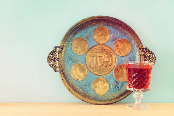 Conceito de celebração de Pesah (feriado judaico da Páscoa). Tradução para Hebraico Texto sobre placa: (PESAH) PASSOVER — Fotografia de Stock