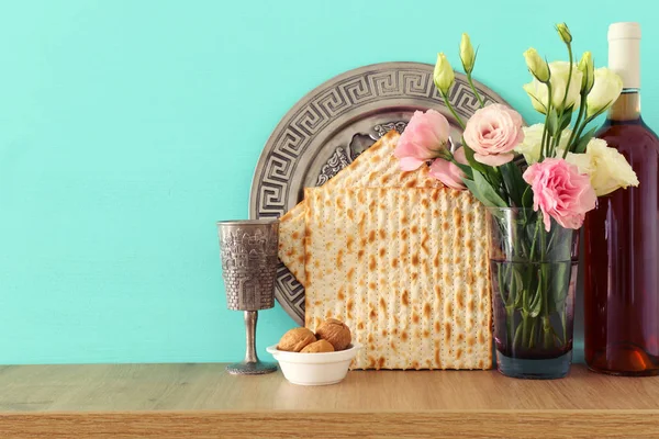 Концепция празднования Песах (еврейский пасхальный праздник) за деревянным столом — стоковое фото