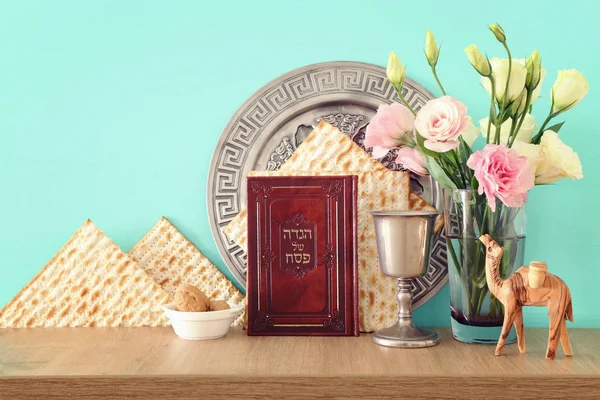 Pesah kutlama konsepti (Musevi Hamursuz Bayramı). İbranice yazılmış geleneksel kitap: Hamursuz Bayramı Haggadah (Fısıh Masalı)) — Stok fotoğraf