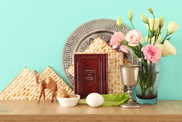 Pesah kutlama konsepti (Musevi Hamursuz Bayramı). İbranice yazılmış geleneksel kitap: Hamursuz Bayramı Haggadah (Fısıh Masalı)) — Stok fotoğraf