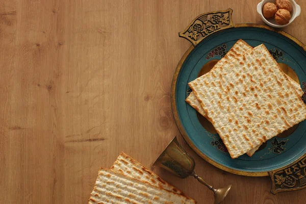 Pesah お祝いの概念 (ユダヤ人の過越祭の休日)。ヘブライ語テキストの翻訳プレート (マット) Matza — ストック写真