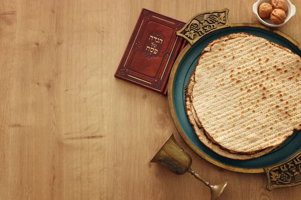 Pesah ünnep fogalma (zsidó húsvéti ünnep). Fordítás héber szöveg felső lemez (Macesz) Matza és a hagyományos könyv, a héber szöveg: húsvéti Haggadah (húsvéti mese) — Stock Fotó