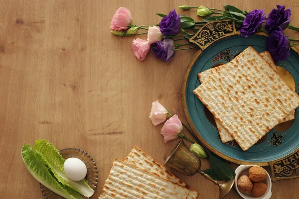 Pesah ünnep fogalma (zsidó húsvéti ünnep). Fordítás héber szöveg fölött lemez Matza (Macesz) — Stock Fotó