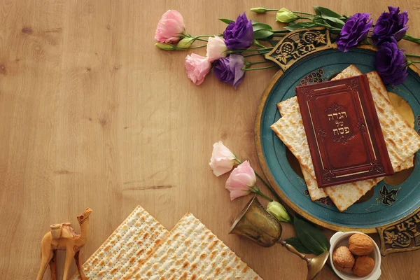 Pesah celebration concept (jewish Passover holiday). Translation for Hebrew Text over plate (Matzah) Matza and Traditional book with text in hebrew: Passover Haggadah (Passover Tale) — Stock Photo, Image