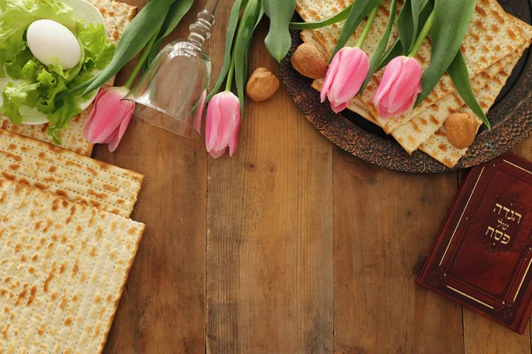 Conceito de celebração de Pesah (feriado judaico da Páscoa). Livro tradicional com texto em hebraico: Páscoa Haggadah (Passover Tale) — Fotografia de Stock