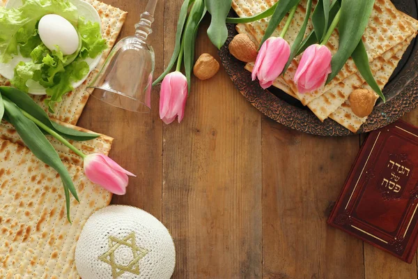 Concepto de celebración de Pesah (fiesta judía de Pascua). Libro tradicional con texto en hebreo: Hagadá de Pascua (Historia de la Pascua)) — Foto de Stock