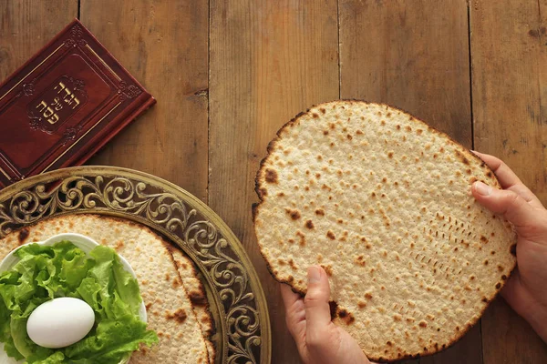 Святкування Пези (свято "Пасхи джазу"). Традиційна книга з текстом у hebrew: Passover Haggadah (Passover Tale) — стокове фото
