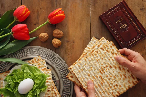 Concepto de celebración de Pesah (fiesta judía de Pascua). Libro tradicional con texto en hebreo: Hagadá de Pascua (Historia de la Pascua)) —  Fotos de Stock